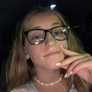 Meet your Posher, Chloe